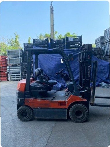 Forklift Toyota 7FB25 tampak samping